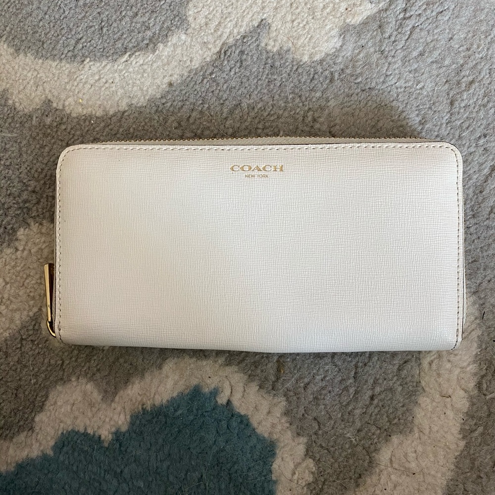 🛑SOLD🛑 Coach Zip Wallet 🤍